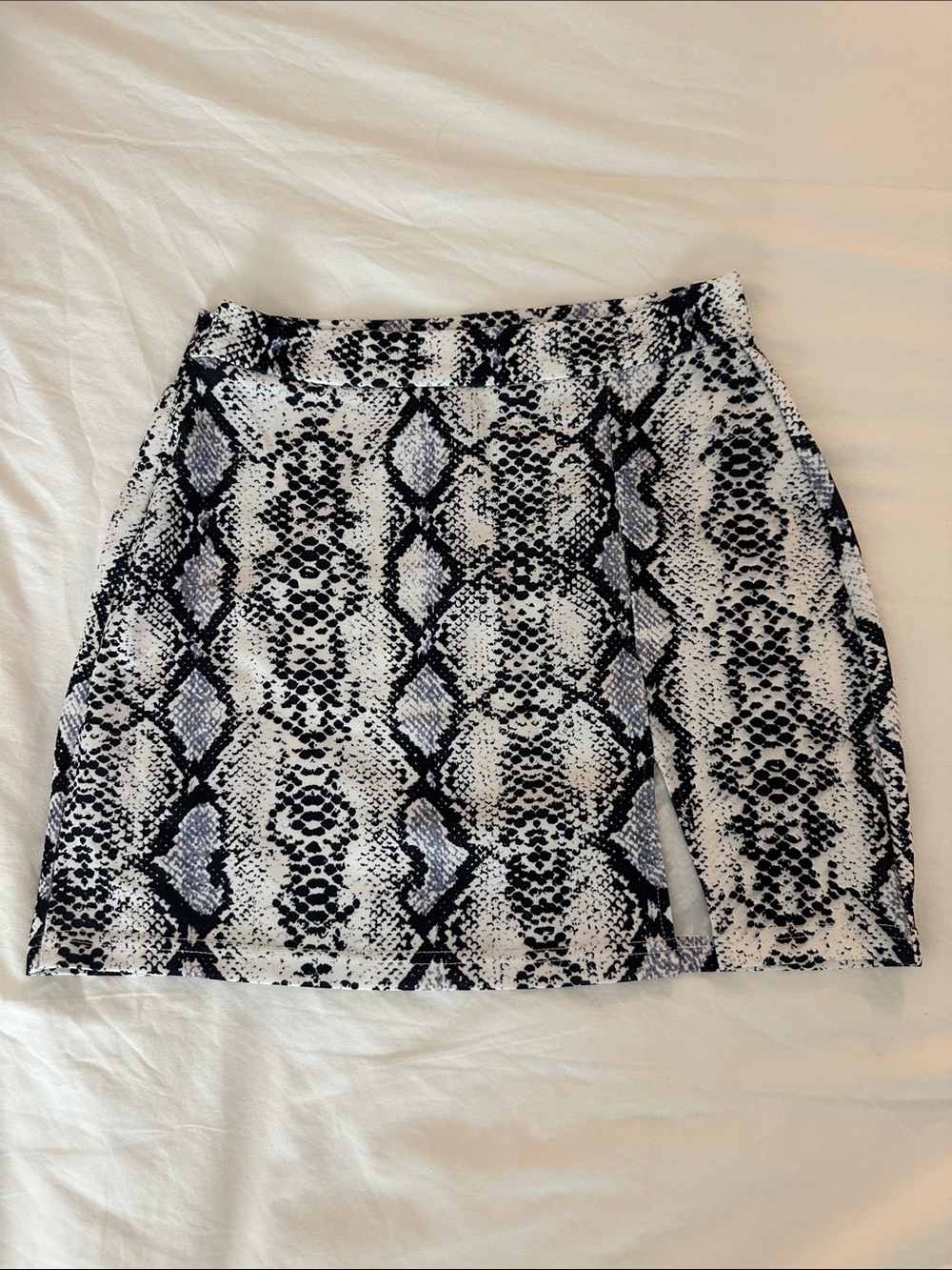 SHEIN Black & White Snake-Print Mini Skirt with Side Slit